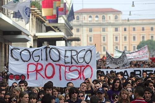 SCUOLA: STUDENTI MEDI IN CORTEO NEL CENTRO DI ROMA